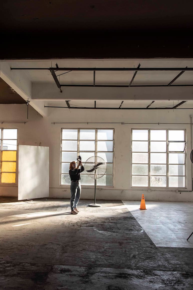 En un edificio de 1874, donde se solían producir fideos, funciona ahora en Morón Deofi, un estudio donde trabajan 25 artistas; incluye un piso con luz natural para producciones fotográficas