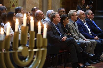 En un encuentro interreligioso en Buenos Aires, esta noche se encendieron siete velas: seis para recordar las 6.000.000 de víctimas del Holocausto y una más por los asesinados y secuestrados por el grupo terrorista Hamas el 7 de octubre pasado en Israel