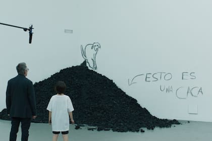 En un episodio, el director del museo (Oscar Martínez) recorre el lugar con su nieto, que "interviene" una obra de arte conceptual