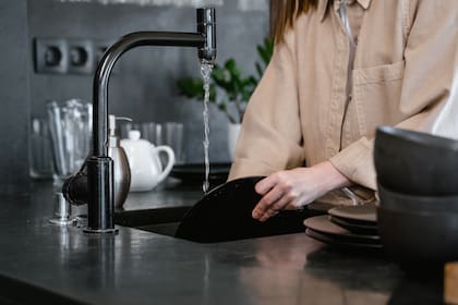 En un estudio en el que se les pidió a los participantes que lavaran platos (Foto: Pexels)