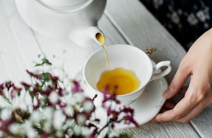 En un estudio publicado en The Journal of Nutrition, investigadores comprobaron que los participantes que tenían un mayor consumo de infusiones con cafeína a diario obtenían mejores resultados en pruebas de función mental