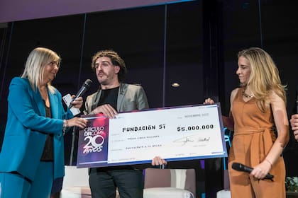 En un evento que tuvo lugar en el día de ayer, Manuel Lozano, de Fundación Sí, recibió el apoyo económico del Circulo Dircoms para financiar más becas de estudio