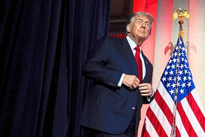 En un fallo de 48 páginas, dos de tres jueces del Noveno Circuito determinaron que la propuesta de Trump violaba la Enmienda 14