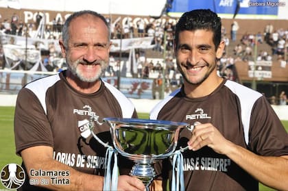 En un festejo de Platense con su hijo Alan; hoy trabajan juntos en el club: Juan Amador es el manager y Alan, integrante de la secretaría técnica.