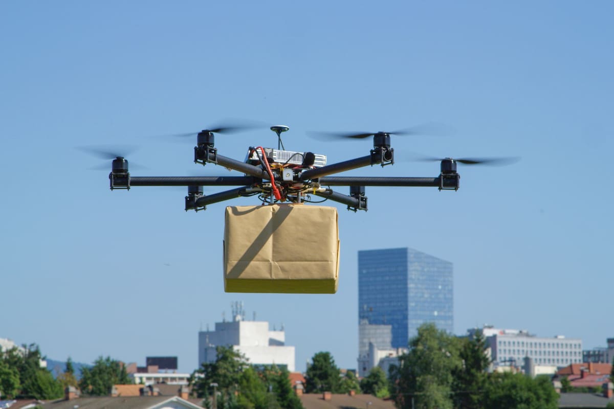 En un futuro, los drones podrán viajar en trenes, colectivos o tranvías para ampliar el rango de entrega de pedidos, ahora limitado por la autonomía de las baterías