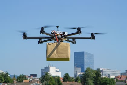 En un futuro, los drones podrán viajar en trenes, colectivos o tranvías para ampliar el rango de entrega de pedidos, ahora limitado por la autonomía de las baterías