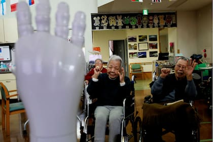 En un geriátrico de Japón, experimentan con robots para cuidar a los mayores