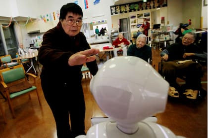 En un geriátrico de Japón, experimentan con robots para cuidar a los mayores