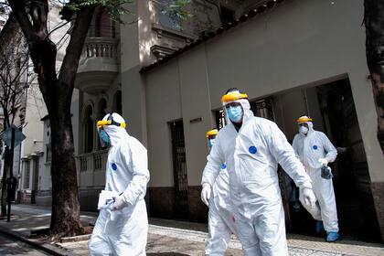 En un geriátrico del centro de Rosario se contagiaron 32 personas de coronavirus