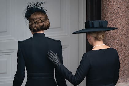 En un gesto de
complicidad y contención, Sophie le pone la mano en el hombro cuando se van del balcón.