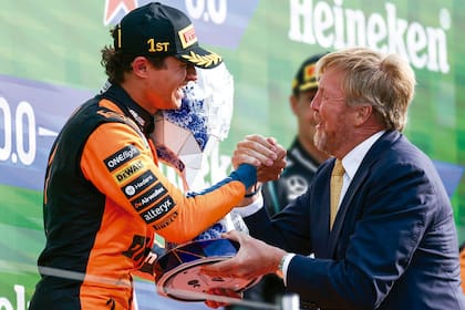 En un gesto histórico, el rey Guillermo Alejandro fue el encargado de entregar el trofeo al ganador de la carrera, el británico Lando Norris