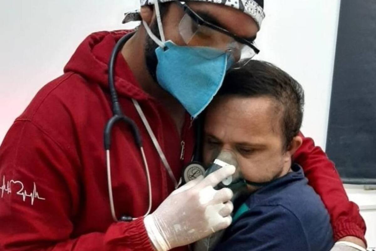 En un hospital de Brasil, un joven con coronavirus estaba desesperado por no poder respirar adecuadamente, y entonces un trabajador de la salud lo abrazó y lo contuvo antes de ponerle la mascarilla de oxígeno, un episodio que quedó registrado en una imagen que se volvió viral