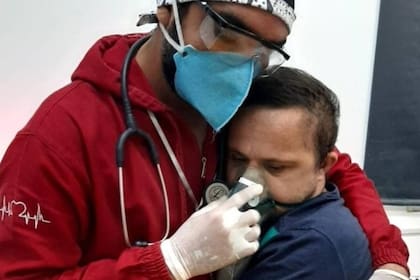 En un hospital de Brasil, un joven con coronavirus estaba desesperado por no poder respirar adecuadamente, y entonces un trabajador de la salud lo abrazó y lo contuvo antes de ponerle la mascarilla de oxígeno, un episodio que quedó registrado en una imagen que se volvió viral