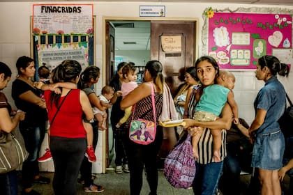 En un hospital de San Cristóbal, las madres aguardan atención para sus hijos