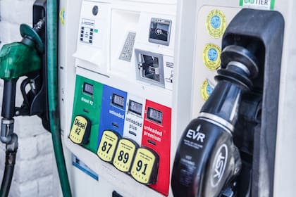 En un intento por frenar los incrementos de precios, el gobernador de California ordenó acelerar la transición a la gasolina de invierno