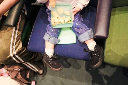 En un invierno que pide cuidar los bolsillos, los contenedores con comida saludable para todos a la salida del teatro son una constante por estos días en la calle Corrientes