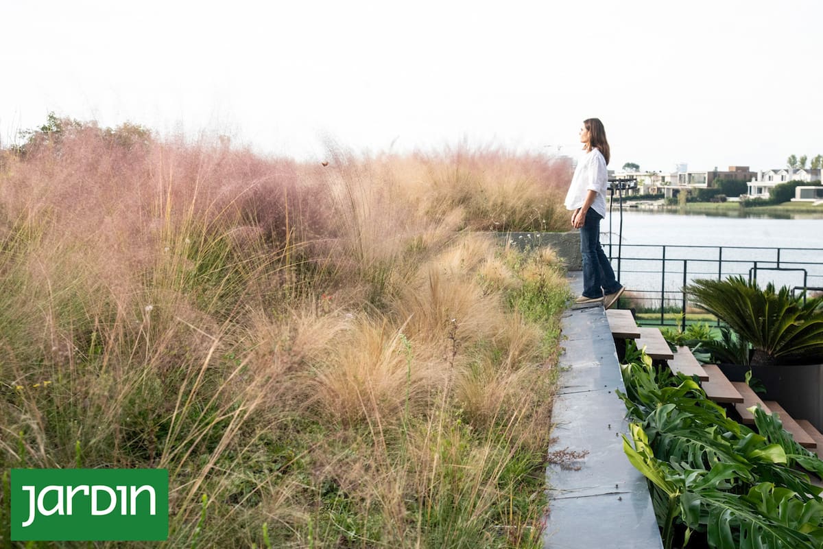 En un jardín con desniveles cada cambio de altura introduce una oportunidad para jerarquizar espacios y crear escenas