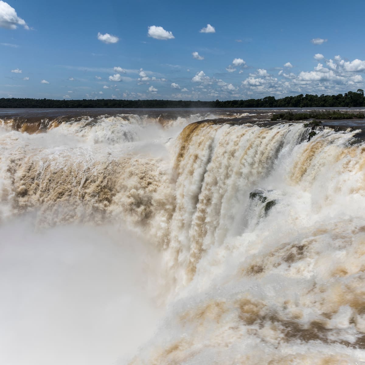Cataratas del Iguazú: cierran por tiempo indeterminado la Garganta del Diablo por una drástica crecida del río - LA NACION