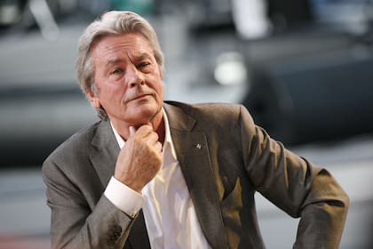 En un libro, el hijo menor del actor francés lo tilda de "machista, xenófbo y violento"