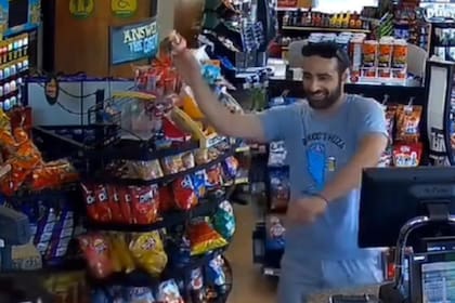 En un local comercial desafían a sus clientes a bailar por una descuento (Captura video)