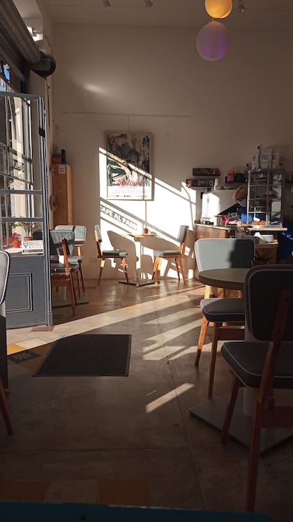 En un local de los años 40, Café Lo Fi creó un espacio de belleza atemporal.