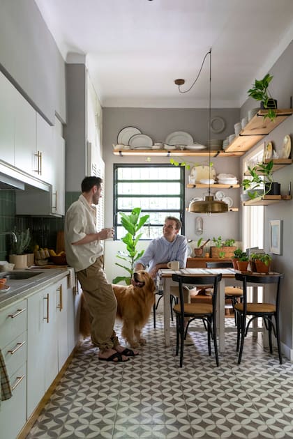 “En un lugar que ya tenía una historia, empezamos a construir otra, la nuestra”, aseguran. La mesa era la que usaba su abuela para coser. Un cambio importante en la cocina fue el piso, que ganó personalidad con una trama geométrica en blanco y gris.