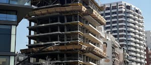 Las razones por las que en la Argentina los que construyen proyectos inmobiliarios cumplen el rol de los bancos