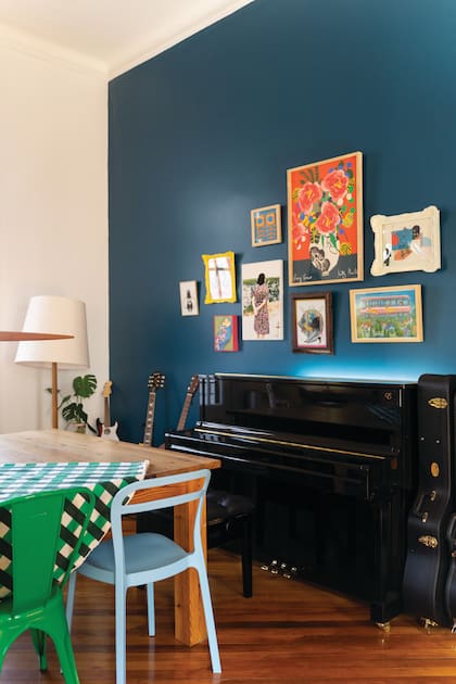En un mismo ambiente convive un empapelado, una pared azul y techos y paredes blancas.