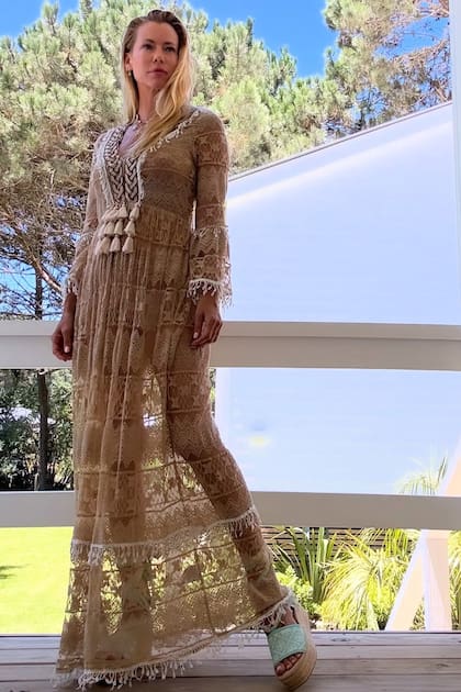 En un modelo after beach, con un vestido de encaje de algodón con galones de pasamanería y borlas. Completó con unas sandalias con plataforma de yute.