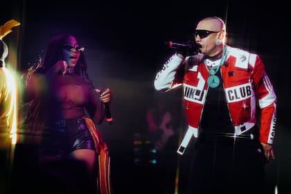 En un mundo hostil que cambia demasiado rápido y en el que los éxitos son efímeros, los Black Eyed Peas ofrecen un viaje a un pasado reciente