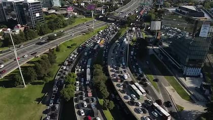 En un operativo conjunto de la Policía Bonaerense y el ministerio de salud provincial, piden certificados de circulación y toman la temperatura a algunas personas, pese a que la restricción de circulación rige de 20 a 6