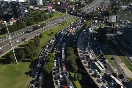 En un operativo conjunto de la Policía Bonaerense y el ministerio de salud provincial, piden certificados de circulación y toman la temperatura a algunas personas, pese a que la restricción de circulación rige de 20 a 6