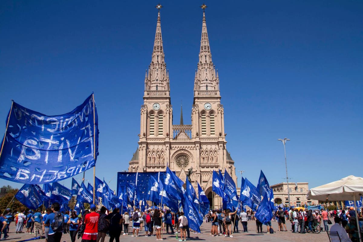 En un operativo control de Gendarmería, previo al acto que organizaciones sociales armaron en Luján para conmemorar ocho años del pontificado de Francisco, hallaron un bolso con poco más de $1,4 millones en una camioneta del Movimiento Evita.