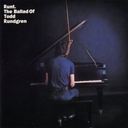 En un ordenado semicírculo, el asesino dejó sobre la cama su pasaporte, la Biblia abierta en el Evangelio según San Juan y una copia del álbum Runt: The Ballad Of Todd Rundgren (en la tapa aparece el músico tocando el piano de espalda y con una soga colgando de su cuello). "Lo dejé como una dec