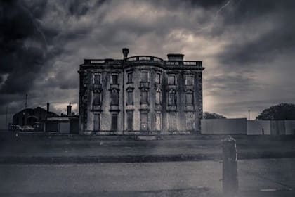 En un país de gran tradición católica, la visita del diablo es la peor pesadilla. Fue lo que sucedió en esta mansión ubicada frente al mar donde las presencias paranormales circulan a su antojo