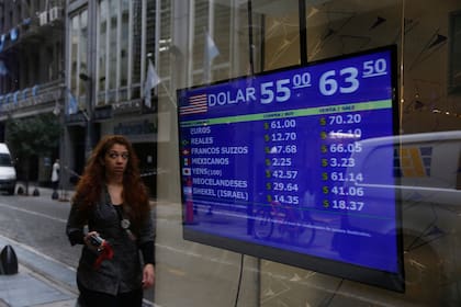 En un país sin confianza ni monedad, el precio del dólar ha sido una pesadilla recurrente de los sucesivos ministros de Economía; el alza de la cotización de la moneda norteamericana provoca una instantánea suba de precios que dispara la inflación