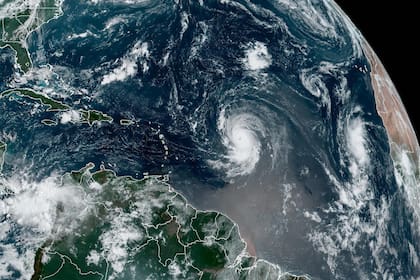 En un par de días, Lee pasó de ser una depresión tropical a tener todo para convertirse en un poderoso huracán