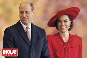 “En un par de semanas, si eres el príncipe William, descubres que tanto tu esposa como tu padre tienen cáncer. No lo podía creer”, evoca Knauf -exdirector ejecutivo de la Royal Foundation de los príncipes de Gales- sobre el momento en que el heredero de la Corona inglesa supo que Kate y el rey Carlos estaban enfermos.