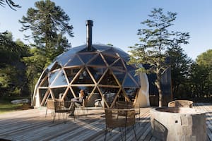 En un parque de araucarias, los Domos Moquehue son una de las más recientes opciones de esta modalidad de hospedaje.