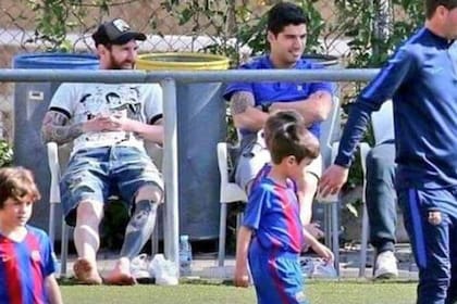 En un partido de las divisiones formativas de Barcelona estuvieron Messi y Suárez