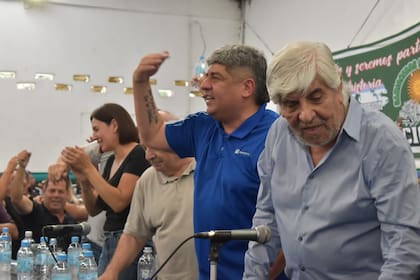 En un plenario de delegados del Sindicato de Camioneros, Hugo y Pablo Moyano ratificaron el paro de mañana