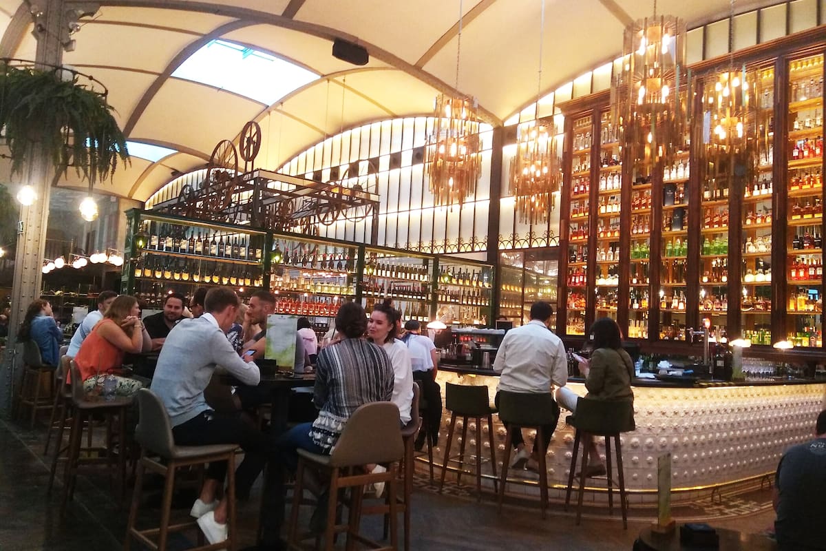 En un predio de 2600 metros cuadrados ofrece recetas tradicionales de la Península, calidad y variedad de ingredientes en el barrio de moda de Barcelona