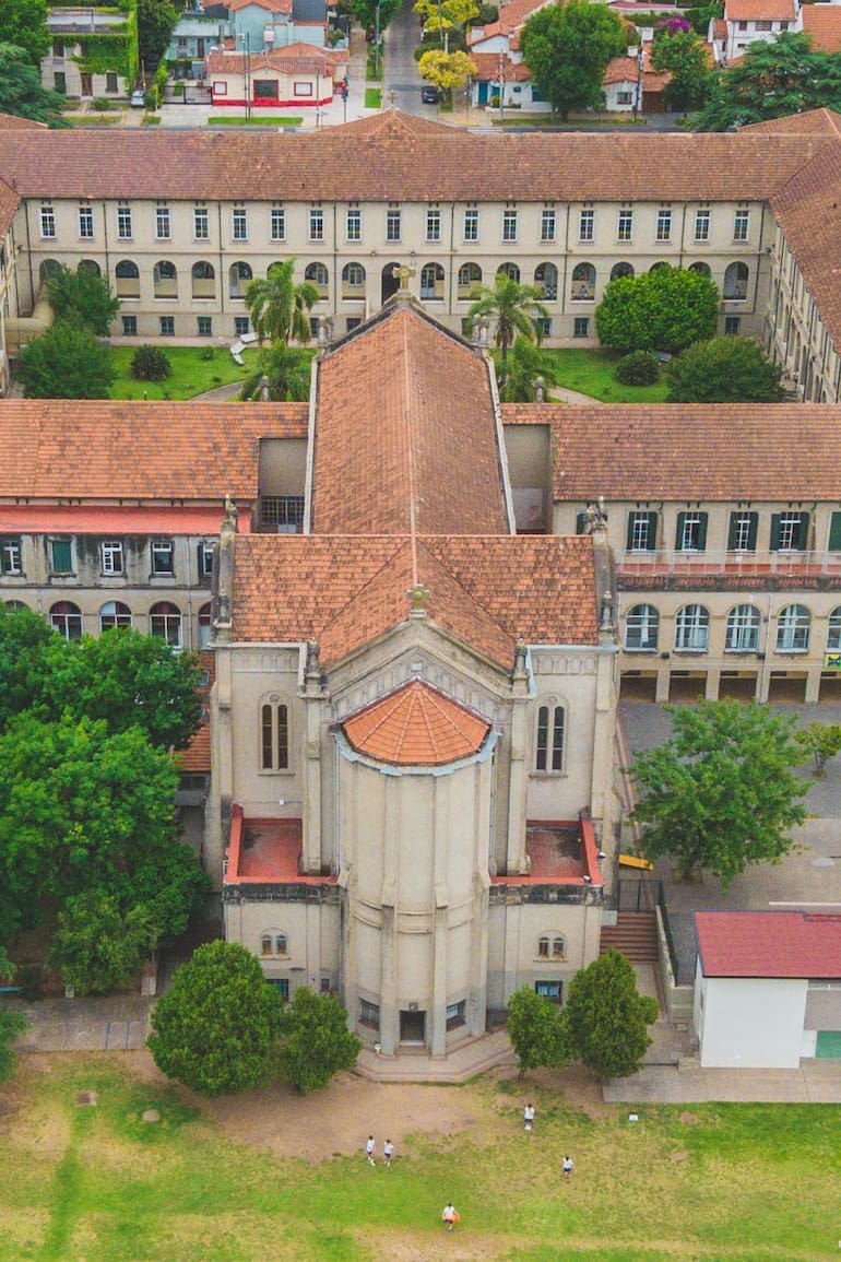 En un predio de 8 hectáreas, el edificio central es de estilo románico y neoclásico, y la construcción data de 1924.