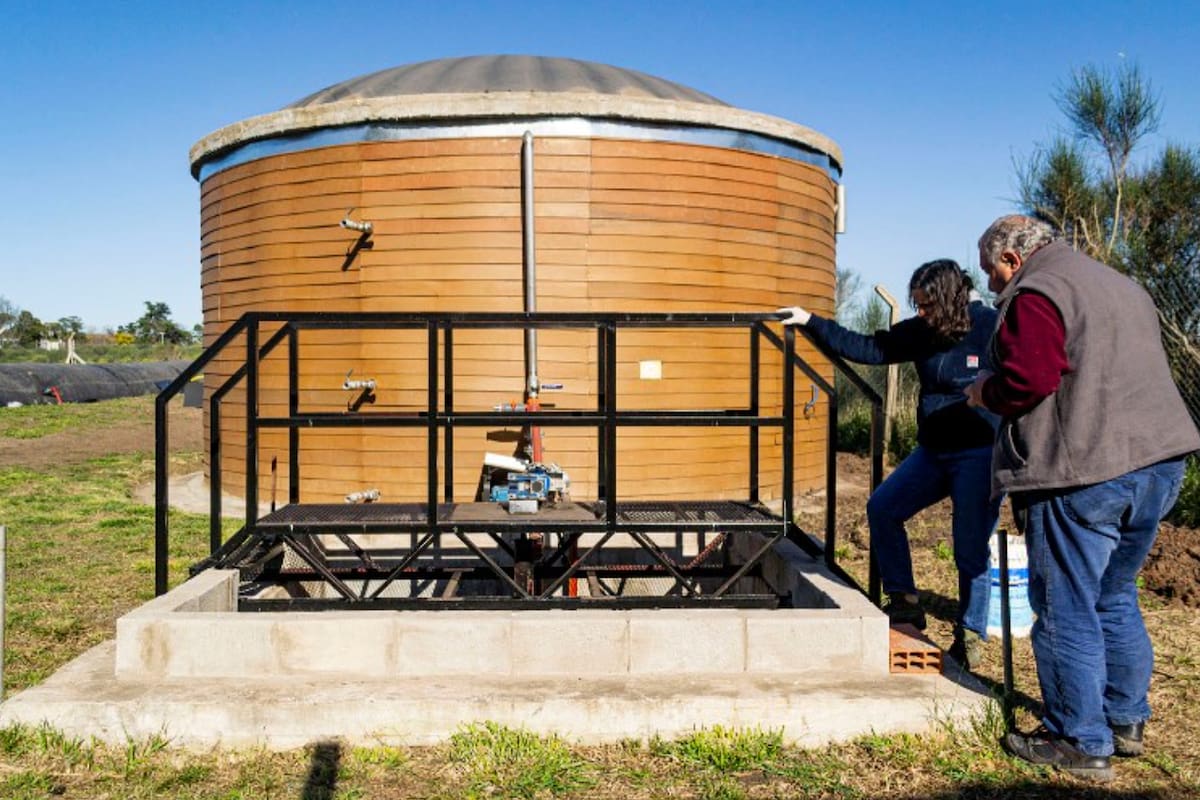 En un principio, la energía eléctrica del biodigestor va a servir para alimentar el funcionamiento de una bomba de agua que provee de agua potable a la comunidad y el excedente va a servir para alumbrado público