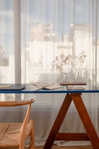 En un proyecto donde la arquitectura se mantiene deliberadamente contenida, una sola pieza puede transformar un ambiente.