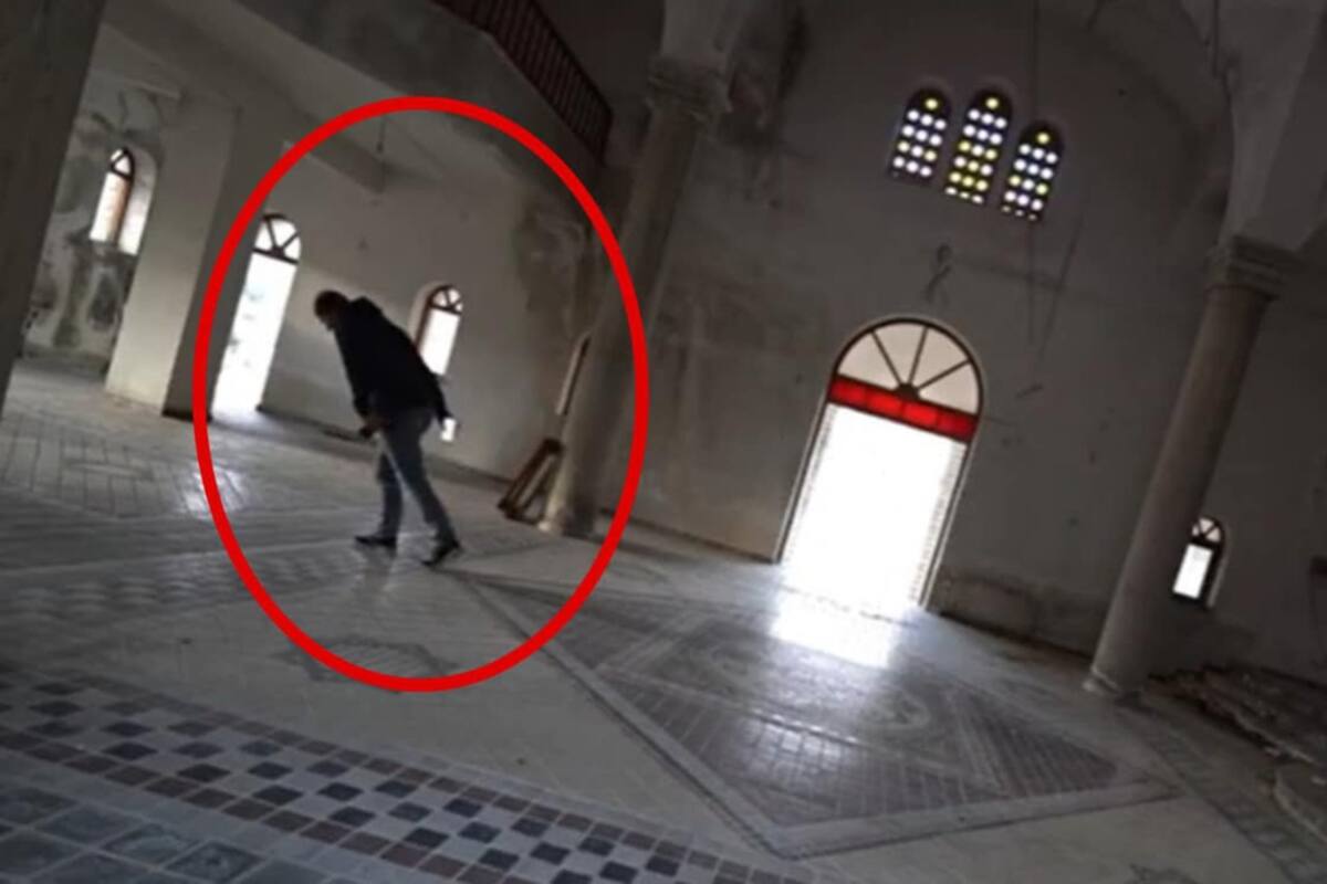 En un pueblo abandonado de Grecia, una iglesia inclinada se hace viral en redes sociales.