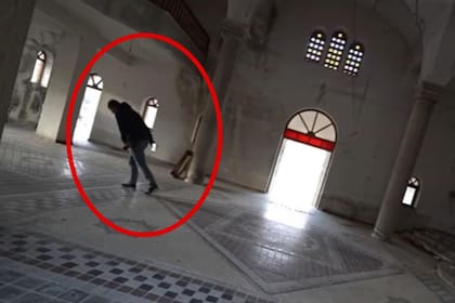En un pueblo abandonado de Grecia, una iglesia inclinada se hace viral en redes sociales.