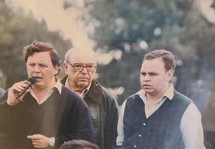 En un remate feria en el interior, el martillero junto a su padre "Don Ignacio" y su hermano Fernando
