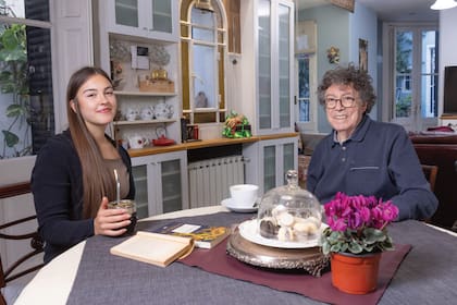 En un rincón de la cocina, Fiorella
lee Aires indios, de Atahualpa
Yupanqui mientras el músico la
acompaña con un café