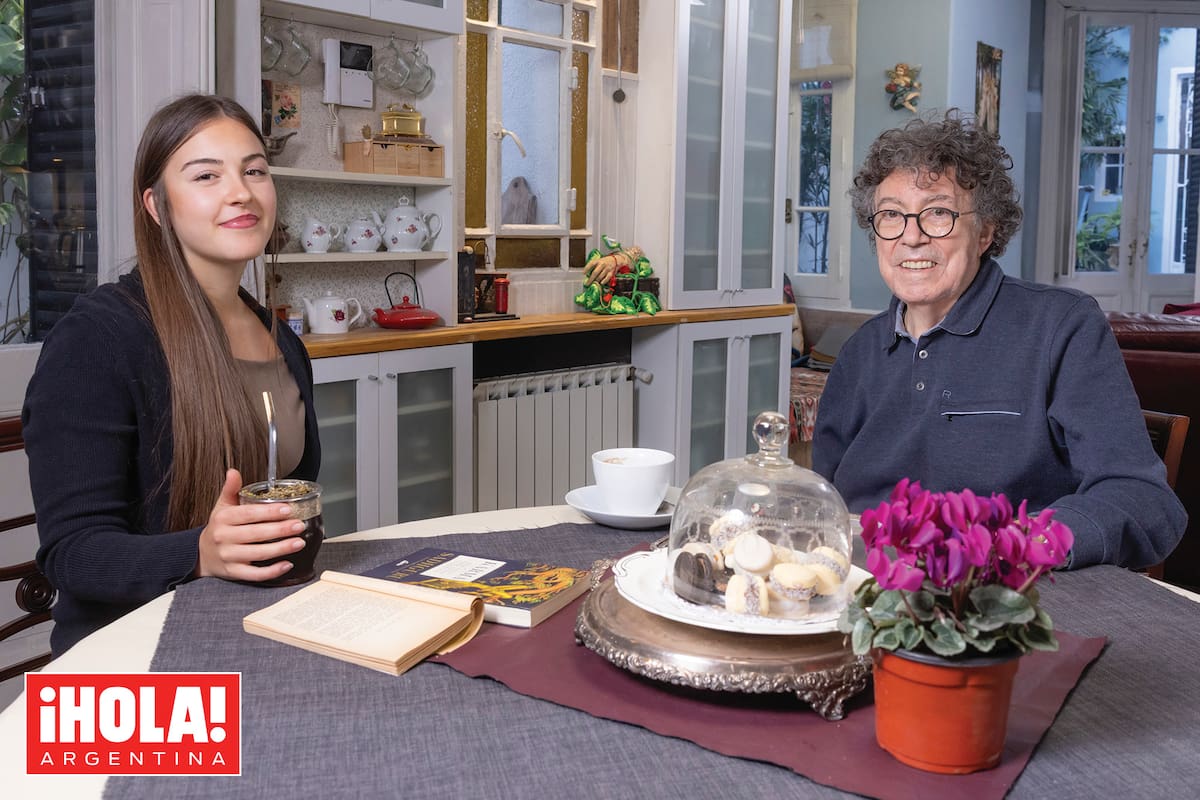 En un rincón de la cocina, Fiorella lee "Aires indios", de Atahualpa
Yupanqui mientras el músico la acompaña con un café